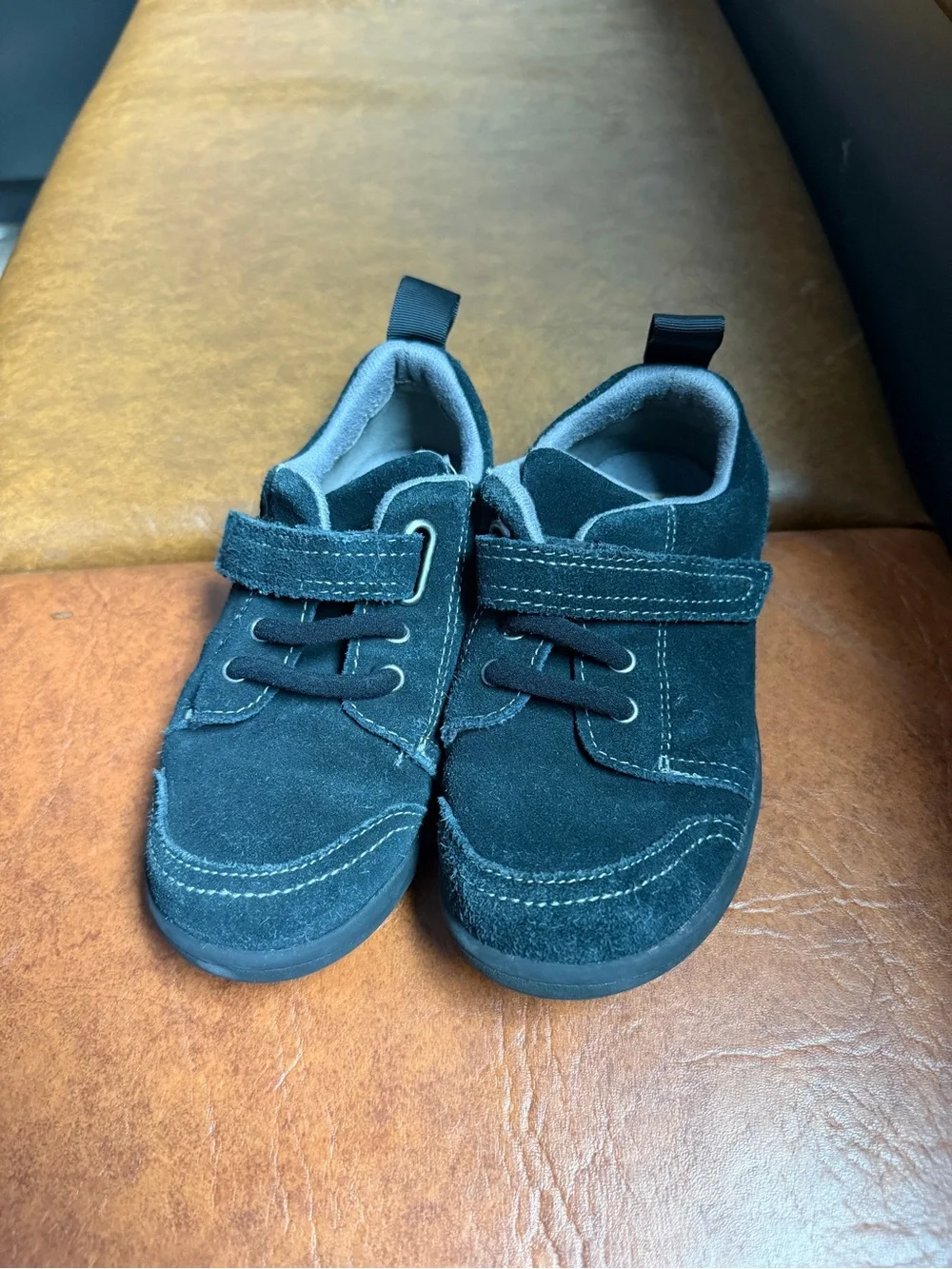 Uggs Kegan Kids Black Suede Velcro Sneakers